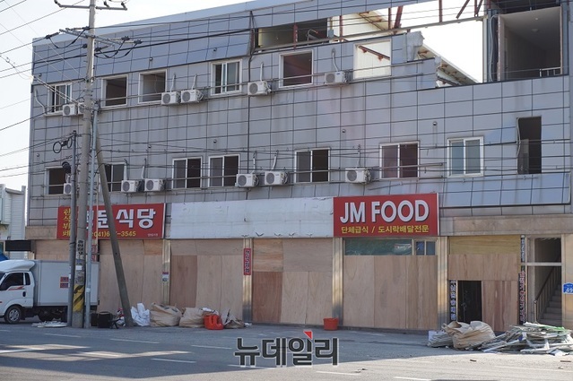 ▲ 롯데케미칼 대산공장 앞 3층 건물이 지난 3월 4일 발생한 폭발화재 충격으로 유리창이 모조리 깨져 있고 1층에는 사람들이 출입 차단을 위해 나무패널로 막아놓았다.ⓒ김정원 기자