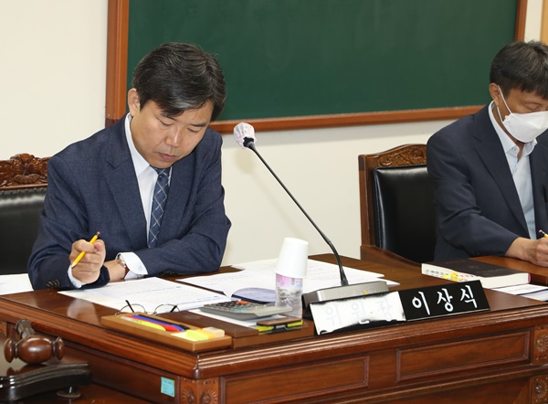 ▲ 충북도의회 청주국제공항 활성화 지원을 위한 특별위원회가 9일 제3차 회의를 열어 충북도로부터 청주국제공항 관련사항 등의 업무보고를 받고 특위 활동기간 연장의 건을 의결했다.ⓒ충북도의회