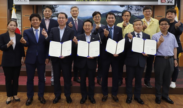 ▲ 괴산군은 9일 군청 소회의실에서 ‘석호네푸드’(대표 조석호)를 비롯해 농협중앙회괴산군지부(지부장 장병일), 괴산군조합공동사업법인(대표 우종진)과 공동협약을 맺고, 지역 농산물 소비 촉진에 적극 힘쓰기로 했다.ⓒ괴산군