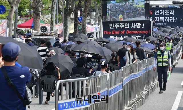 ▲ 지난 6일 4.15총선 부정의혹 규명을 요구하는 시민들이 서울 강남역 일대에서 집회를 갖고 검정색 우산을 든 채 행진하고 있다.ⓒ권창회 기자