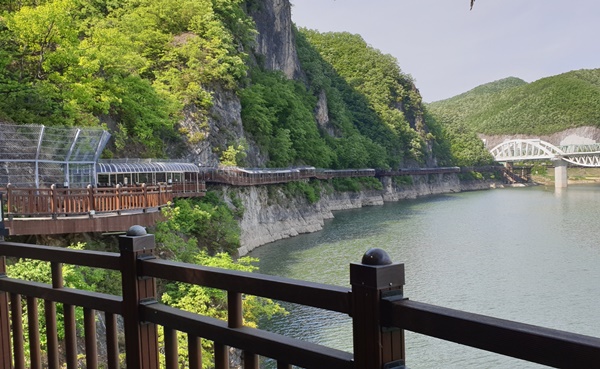 ▲ 충북의 대표적 관광지로 사랑받는 단양군의 ‘잔도길’.ⓒ박근주 기자