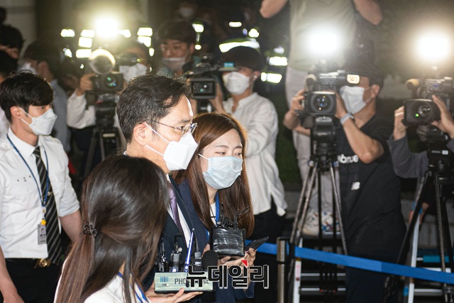 ▲ 이재용 삼성전자 부회장이 8일 오후 서울 서초구 서울중앙지법에서 열린 불법 경영권 승계 영장실질심사를 마친 후 법원을 나오고 있다. ⓒ권창회 기자