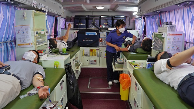 ▲ 경주엑스포 직원들이 코로나19로 인한 혈액난 극복을 위해 헌혈을 하고 있다.ⓒ경주엑스포