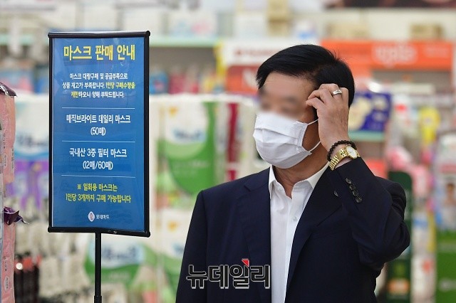 ▲ 서울 시내 한 마트에서 중년 남성이 마스크를 찾고 있다. ⓒ뉴데일리 DB