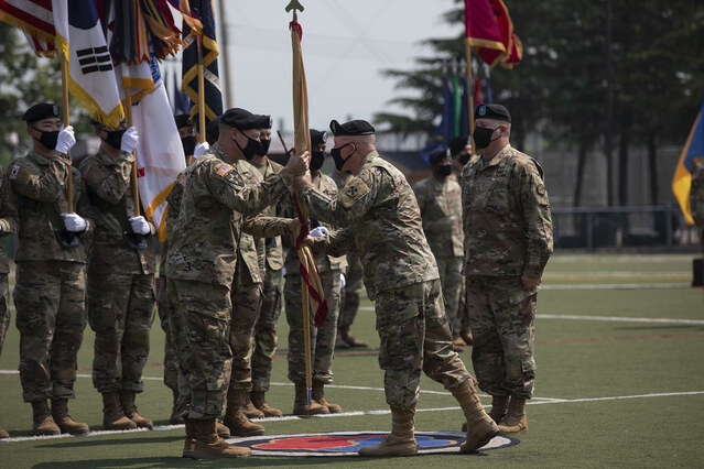 ▲ 신임 알렌준장(왼쪽)이 미8군 사령관 빌스중장에게서부대깃발을 전달받고 있다.ⓒ대구시