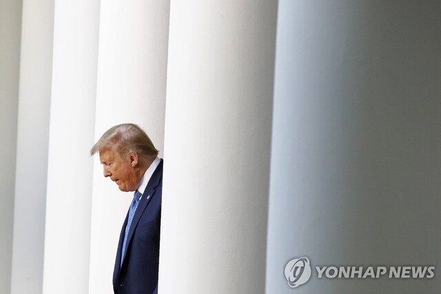 ▲ 무난하게 대통령의 임기를 이어갈 것 같았던 미국 트럼프 대통령의 재선 가도에 빨간불이 켜졌다. 사진은 생각에 잠겨있는 도널드 트럼프 대통령의 모습.ⓒ연합뉴스