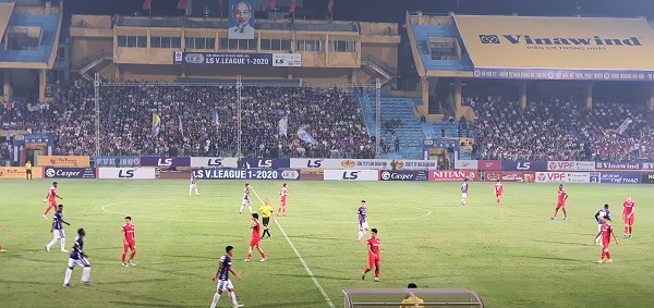 ▲ 베트남 하노이 항더이 경기장에서 지난 6일 하노이FC와 자라이FC가 경기를 하고 있다. ⓒLS