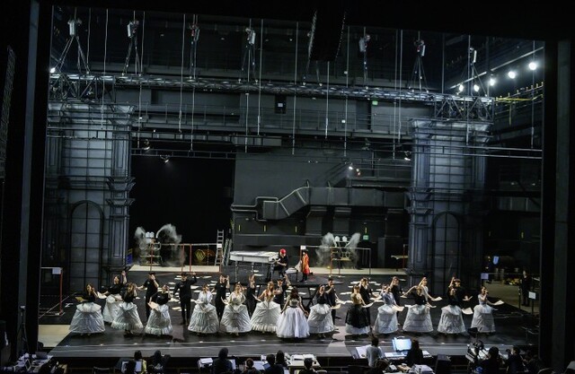 ▲ 뮤지컬 '모차르트!' 무대전경.ⓒEMK뮤지컬컴퍼니