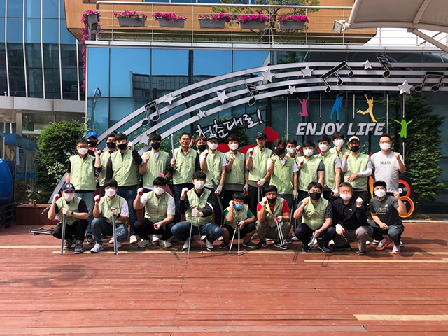 ▲ 우수 협력사로 선발된 화인텍 직원 단체사진.ⓒ협력사협회