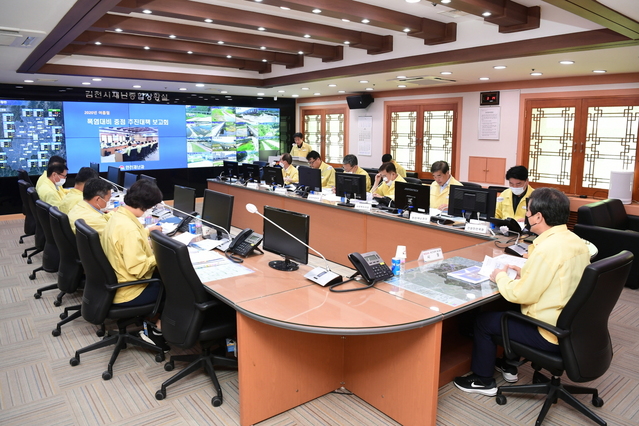 ▲ 김천시는 여름철 무더위를 대비해 9일 김천시청 1층 재난종합상황실에서 김충섭 김천시장 주재 ‘2020년 여름철 폭염대비 중점 추진대책 보고회’를 가졌다.ⓒ김천시