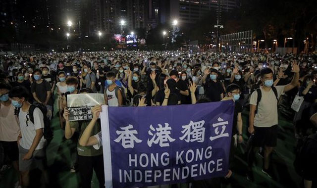 ▲ 지난 4일 코즈웨이 베이 빅토리아 공원에 모여 천안문 사태 추모 집회를 연 홍콩 시민들. 이들 가운데서도 적지 않은 사람들이 만일의 사태를 대비해 역외계좌를 만들었다고 한다. ⓒ뉴시스 AP. 무단전재 및 재배포 금지.