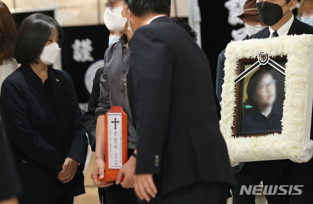 ▲ 윤미향(왼쪽) 더불어민주당 의원이 9일 서울 서대문구 신촌세브란스병원 장례식장에서 고 손영미 평화의 우리집 소장 입관 미사를 마친 후 영정을 바라보고 있다. ⓒ뉴시스