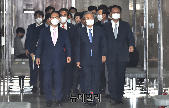 ▲ 김종인 미래통합당 비상대책위원장과 중진의원들이 10일 오전 국회에서 열린 비대위원장-중진의원 회의에 참석하기 위해 입장하는 모습. ⓒ이종현 기자