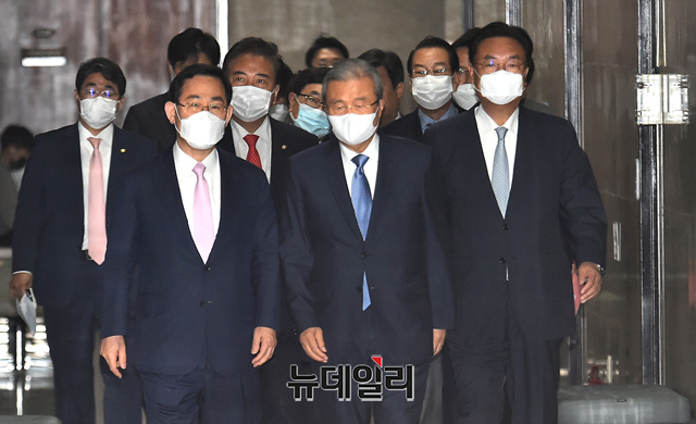 ▲ 김종인 미래통합당 비상대책위원장과 중진의원들이 10일 오전 국회에서 열린 비대위원장-중진의원 회의에 참석하기 위해 입장하고 있다.ⓒ이종현 기자