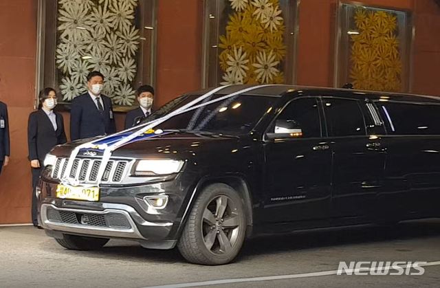 ▲ 약 16년간 위안부 할머니들을 위해 일한 위안부 마포 쉼터 '평화의 우리집' 소장 고(故) 손모씨 운구차가 10일 오전 서울 신촌세브란스 병원을 빠져나가고 있다. ⓒ뉴시스