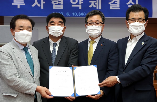 ▲ 충북도와 진천군은 10일 도청 소회의실에서 진천군에 신규 산업단지(진천 메가폴리스 산업단지)를 조성하는 SK건설, 토우건설과 2600억 원 규모의 투자협약을 체결했다.ⓒ충북도