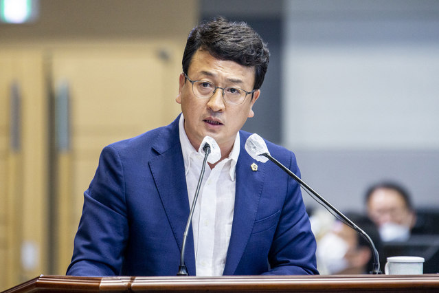 ▲ 경북도의회 김상헌(더불어민주당, 포항) 의원은 10일 경북도의회 제316회 제1차 정례회 1차 본회의 도정질문에서 민주당 출신 사회통합부지사 영입을 통한 연정 제고 필요성을 언급했다.ⓒ경북도의회