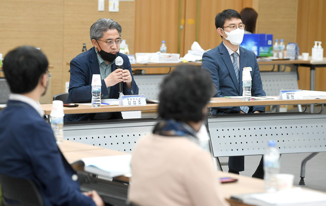 ▲ 경북도는 9일 도청 화백당에서 ‘민선7기 공약이행평가단 총회’를 개최하고 도지사 임기 반환점 상황에서의 공약 추진 현황을 점검했다.ⓒ경북도