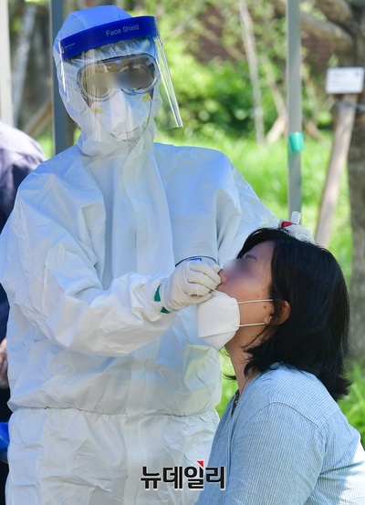 ▲ 서울 중구 서소문역사공원 임시 선별진료소에서 코로나19 검사를 위해 줄 서 있는 시민들ⓒ뉴데일리 DB