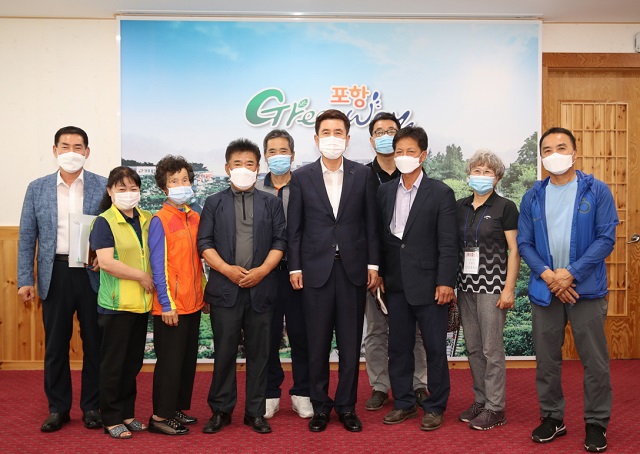 ▲ 상습 침수피해 지역 대송면 장동천 주민들이 이강덕 시장을 만나 감사한 마음을 전달했다.ⓒ포항시