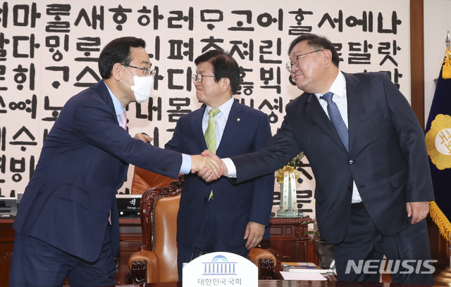 ▲ 태년 민주당 원내대표(오른쪽)와 주호영 통합당 원내대표가 11일 오전 국회의장실에서 열린 여야 원내대표 회동에서 인사하고 있다. 가운데는 박병석 국회의장. ⓒ뉴시스