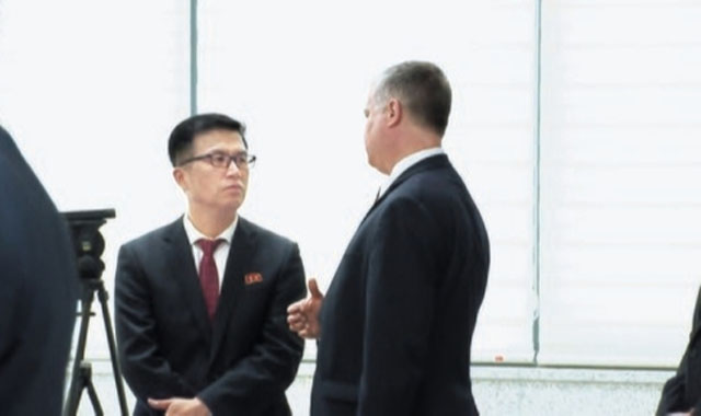 ▲ 지난해 5월 판문점에서 만난 권정근 북한 외무성 미국국장과 스티븐 비건 미국 국무부 대북정책 특별대표가 이야기를 나누고 있다. ⓒ뉴시스. 무단전재 및 재배포 금지.