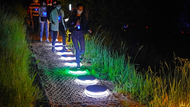 ▲ 루미나 나이트 워크를 방문한 관광객들이 ‘생명의 목걸이’를 착용하고 코스를 체험하고 있다.ⓒ경주엑스포