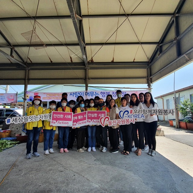 ▲ 울진군은 자원봉사자와 함께‘사랑이 머무는 행복정류장 사업’을 진행했다.ⓒ울진군