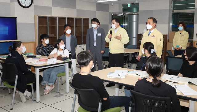 ▲ 주낙영 시장은 감포의 한국국제통상마이스터 고등학교를 찾아 학교 운영 및 시설방역 현장을 점검했다.ⓒ경주시