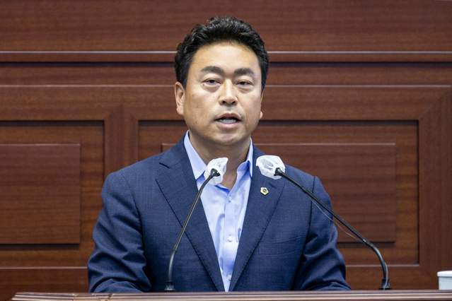 ▲ 경북도의회 조주홍 의원(미래통합당, 영덕)은 11일 제316회 도의회 제1차 정례회 제2차 본회의에서 도정질문을 통해 연이은 추경으로 악화되고 있는 재정건전성 개선을 위한 예산절감 방안 마련을 촉구했다.ⓒ경북도의회