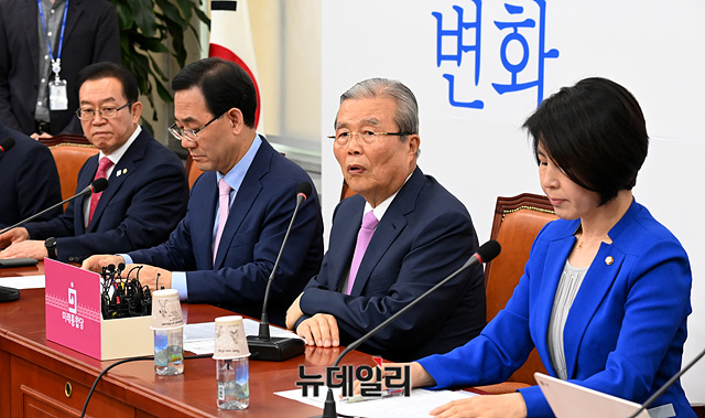 ▲ 김종인 미래통합당 비상대책위원장이 11일 오전 국회에서 열린 비상대책위원회의에서 모두발언을 하고 있다.ⓒ박성원 기자
