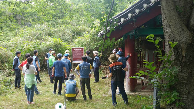 ▲ 쇠터얼 문화재 돌봄 봉사단원들이 남파대사비 안내판을 설치하고 있다.ⓒ포스코