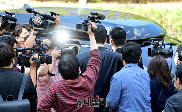 ▲ 준강간 및 준강제 추행 혐의를 받고 있는 배우 강지환이 11일 오후 경기 수원시 수원고등법원에서 항소심 선고공판을 마치고 법원을 나서고 있다. 이날 재판부는 강지환에게 1심과 같은 징역 2년6월에 집행유예 3년을 선고 했다. ⓒ경기 수원=정상윤 기자