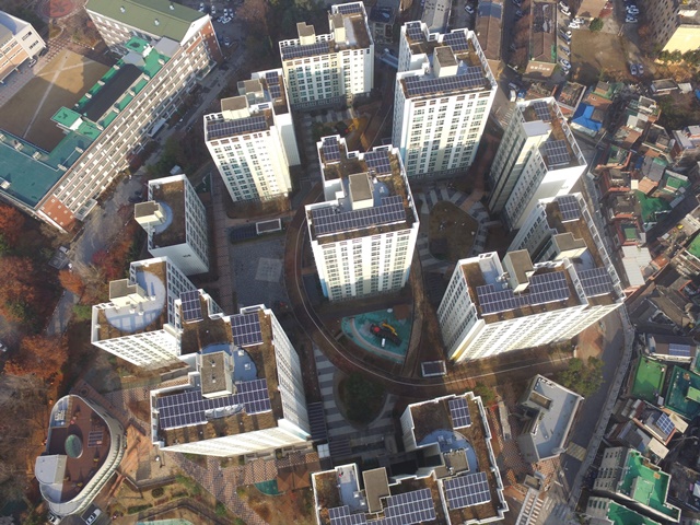 ▲ 태양광 대여사업으로 한화큐셀 큐피크 모듈이 설치된 서울 중랑구 소재 '중랑숲 리가' 아파트. ⓒ한화큐셀