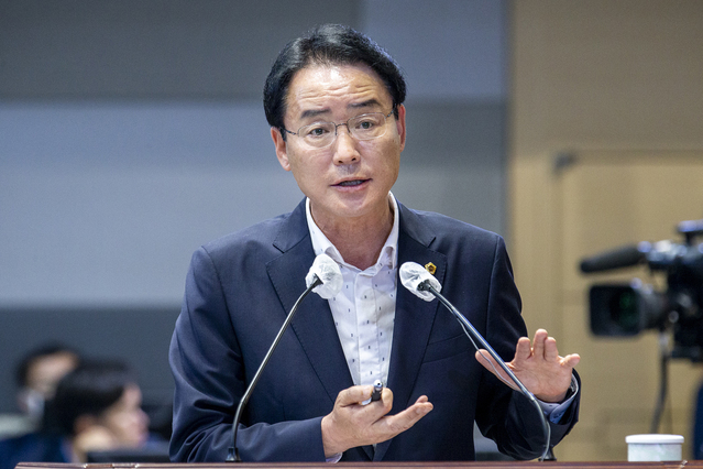 ▲ 황병직 의원은 11일 316회 정례회 2차 본회의 도정질문에서 임종식 경북교육감의 공약이행율 분류가 잘못됐다고 지적하고 있다.ⓒ경북도