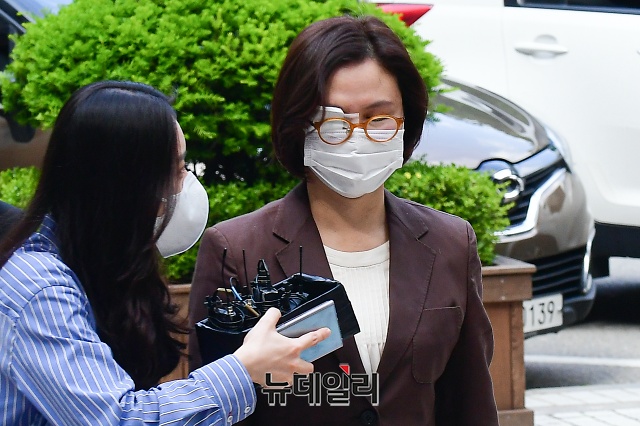 ▲ 조국 전 법무부 장관 부인 정경심 교수가 28일 오전 서울 서초구 서울중앙지법으로 출석하고 있다. ⓒ권창회 기자