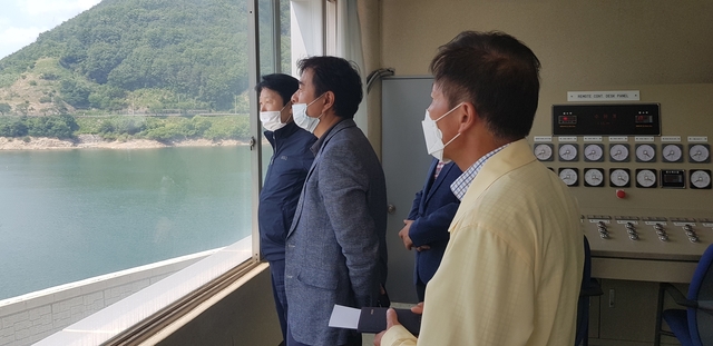 ▲ 이병환 성주군수(제일 왼쪽)가 11일 농어촌공사 성주지사를 찾아 가뭄 관리상황을 점검했다.ⓒ성주군