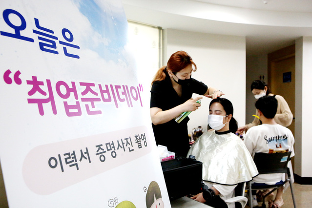 ▲ 프로그램에 참가한 학생들이 헤어와 메이크업을 받고 있다.ⓒ영남이공대