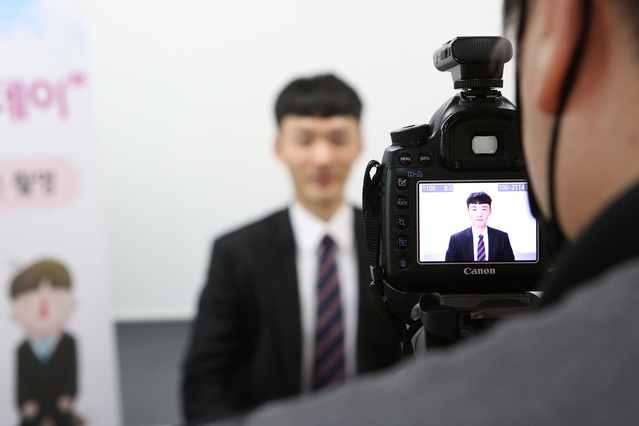 ▲ 영남이공대는 재학생들에게 무료 취업 증명사진 촬영 서비스를 제공했다.ⓒ영남이공대