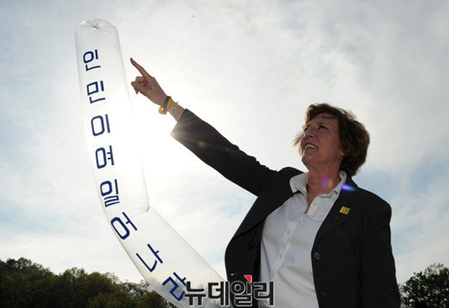 ▲ 2016년 4월 29일 자유북한주간을 맞아 방한한 수전 숄티 여사가 파주에서 대북전단 살포 행사에 참가했다. ⓒ뉴데일리 DB.
