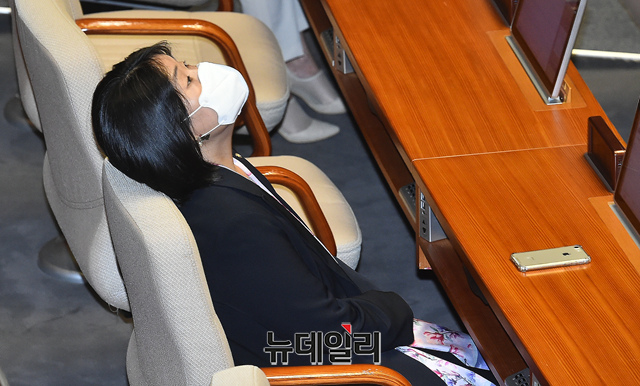 ▲ 윤미향 더불어민주당 의원이 지난 5일 오전 국회에서 열린 제21대 국회 첫 본회의에서 천장을 보고 있다. 앞에 애플 아이폰이 보인다. ⓒ이종현 기자