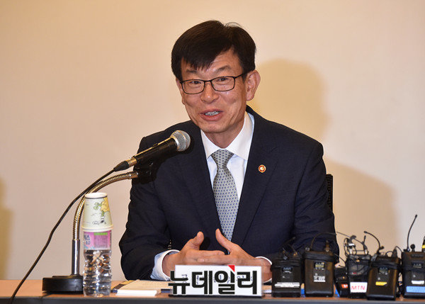 ▲ 김상조 정책실장이 주창해온 재벌개혁 법안이 거대 여당 출현과 함께 일제히 추진되고 있다 ⓒ뉴데일리 DB