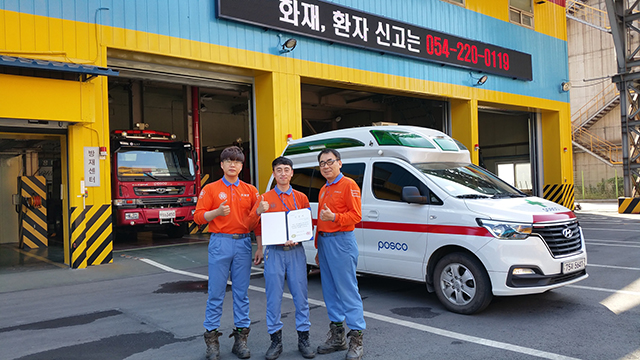 ▲ 지난 4일 경북도로부터 하트세이버 인증서를 받은 김종민 사원, 이용설 대리, 김경모 과장(좌측부터)이 기념사진을 찍고 있다.ⓒ포스코