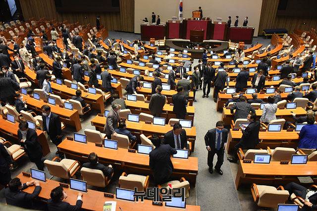 ▲ 더불어민주당 의원들이 12일 오후 국회 본회의장에서 열린 제379회 국회(임시회) 제4차 본회의가 끝난 뒤 자리를 나서고 있다. ⓒ박성원 기자