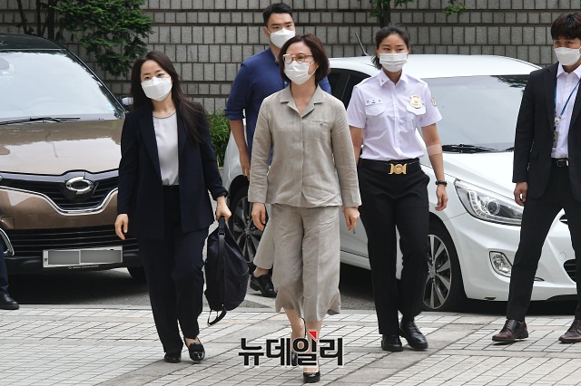 ▲ 조국 전 법무부 장관 부인 정경심 교수가 12일 오전 서울 서초구 서울중앙지법으로 출석하고 있다. ⓒ권창회 기자