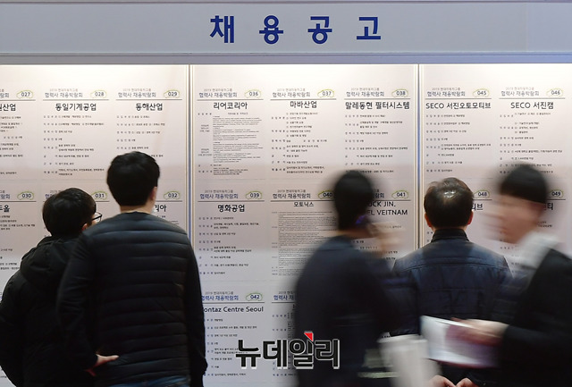 ▲ 구직 게시판을 살펴보는 취업준비생들의 모습이다. ⓒ뉴데일리 DB