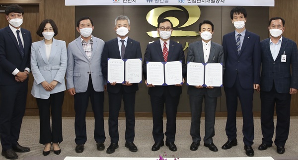 ▲ 천안시는 12일 ㈜원건설·㈜산업단지개발공사와 시청 소회의실에서 동부바이오 일반산업단지 조성 사업을 위한 업무협약을 체결했다고 밝혔다.ⓒ천안시