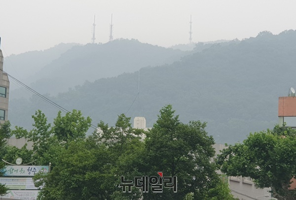 ▲ 12일 오후 6시 20분 청주시 상당구 청주시청에 바라본 우암산 송신탑 인근 하늘이 흐려져 있다.ⓒ박근주 기자