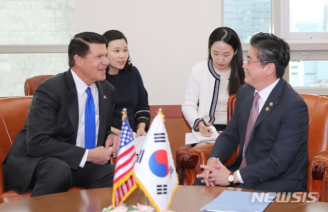 ▲ 지난해 11월 방한한 키스 크라크(왼쪽) 미국 국무부 경제차관이 정승일 산업통상자원부 차관과 면담하고 있다. ⓒ사진=산업통상자원부 / 뉴시스 제공