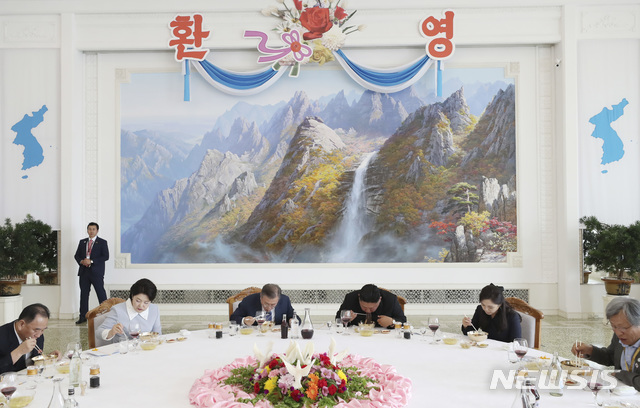 ▲ 지난 2018년 9월 19일 문재인 대통령과 부인 김정숙 여사가 평양 옥류관에서 김정은 국무위원장 내외와 오찬을 하고 있다. ⓒ평양사진공동취재단 / 뉴시스